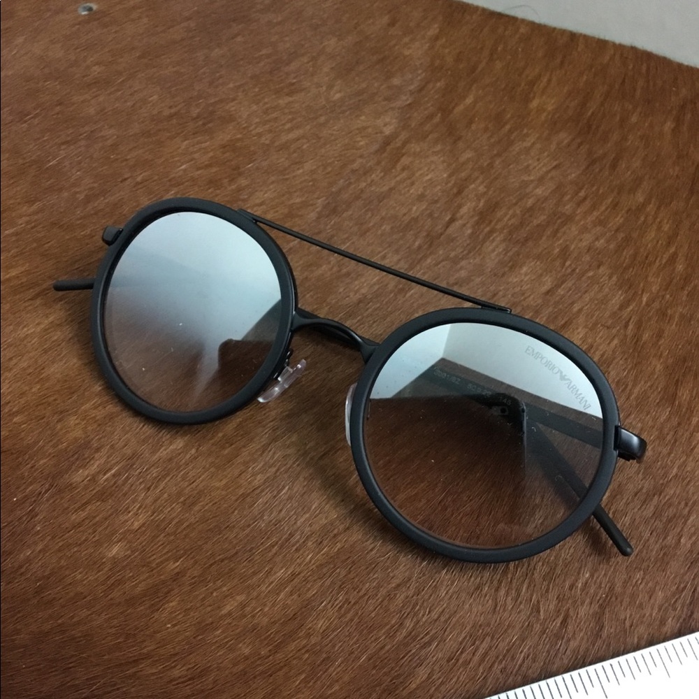 Round Sunglasses - image 1